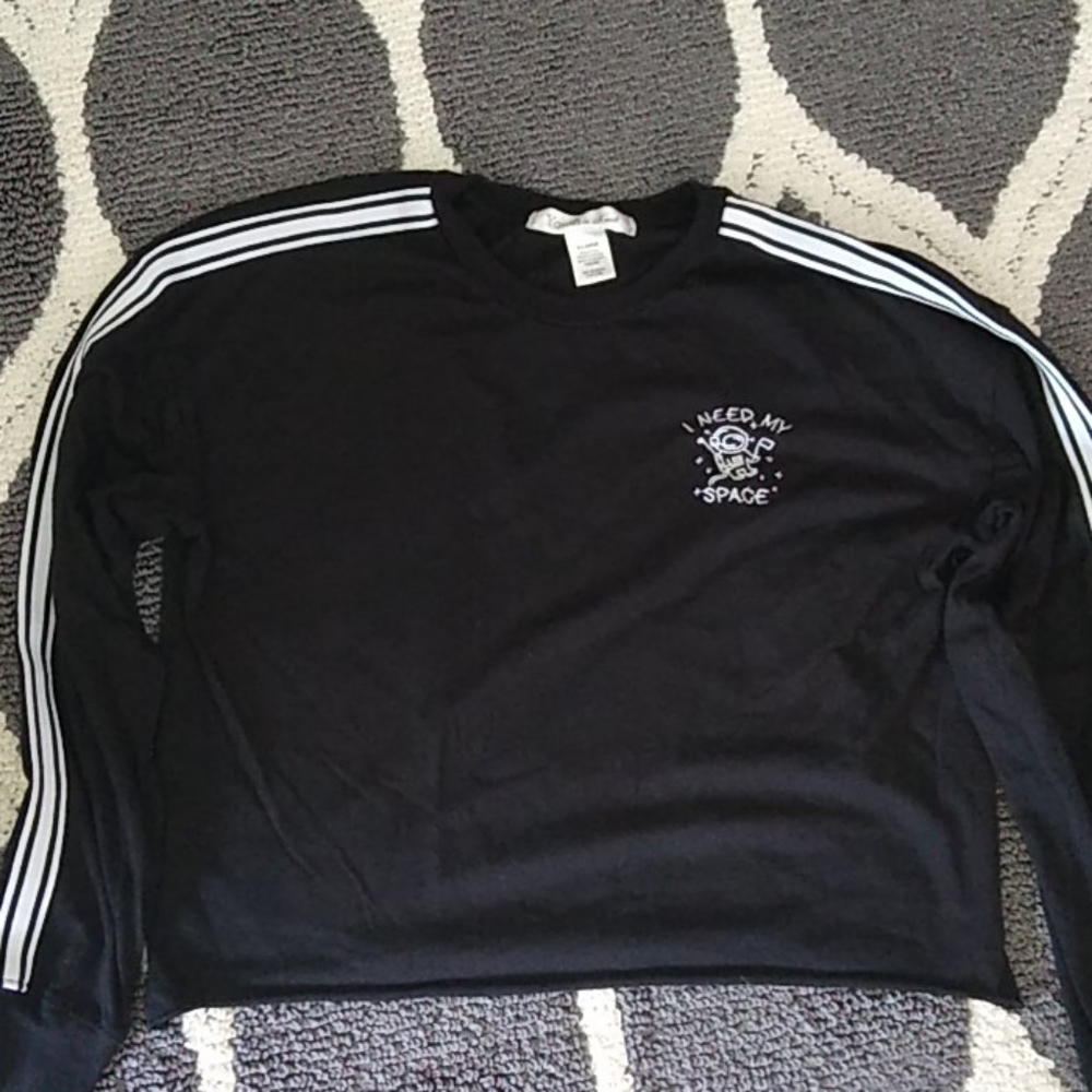 Black and white long sleeve crop top